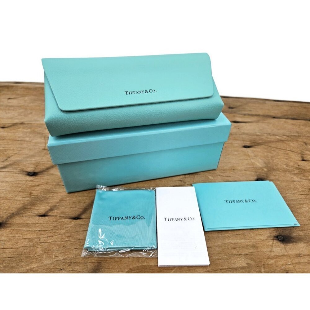 New in Box Tiffany & Co Magnetic Eyeglass Case and Cloth Authentic - Picture 2 of 4